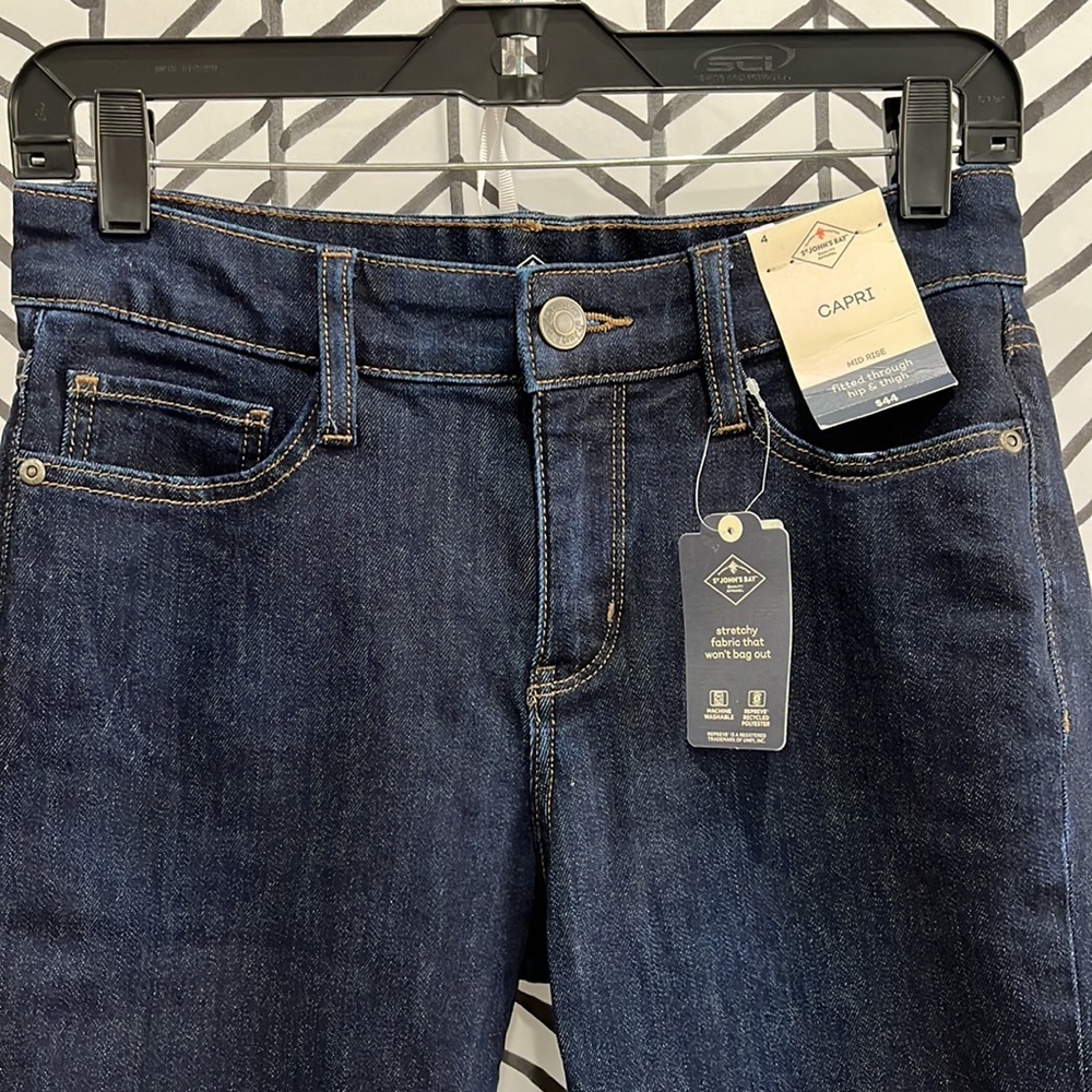 NWT St John’s Bay Dark Rinse Denim Capri Jeans, Mid Rise, Size 4